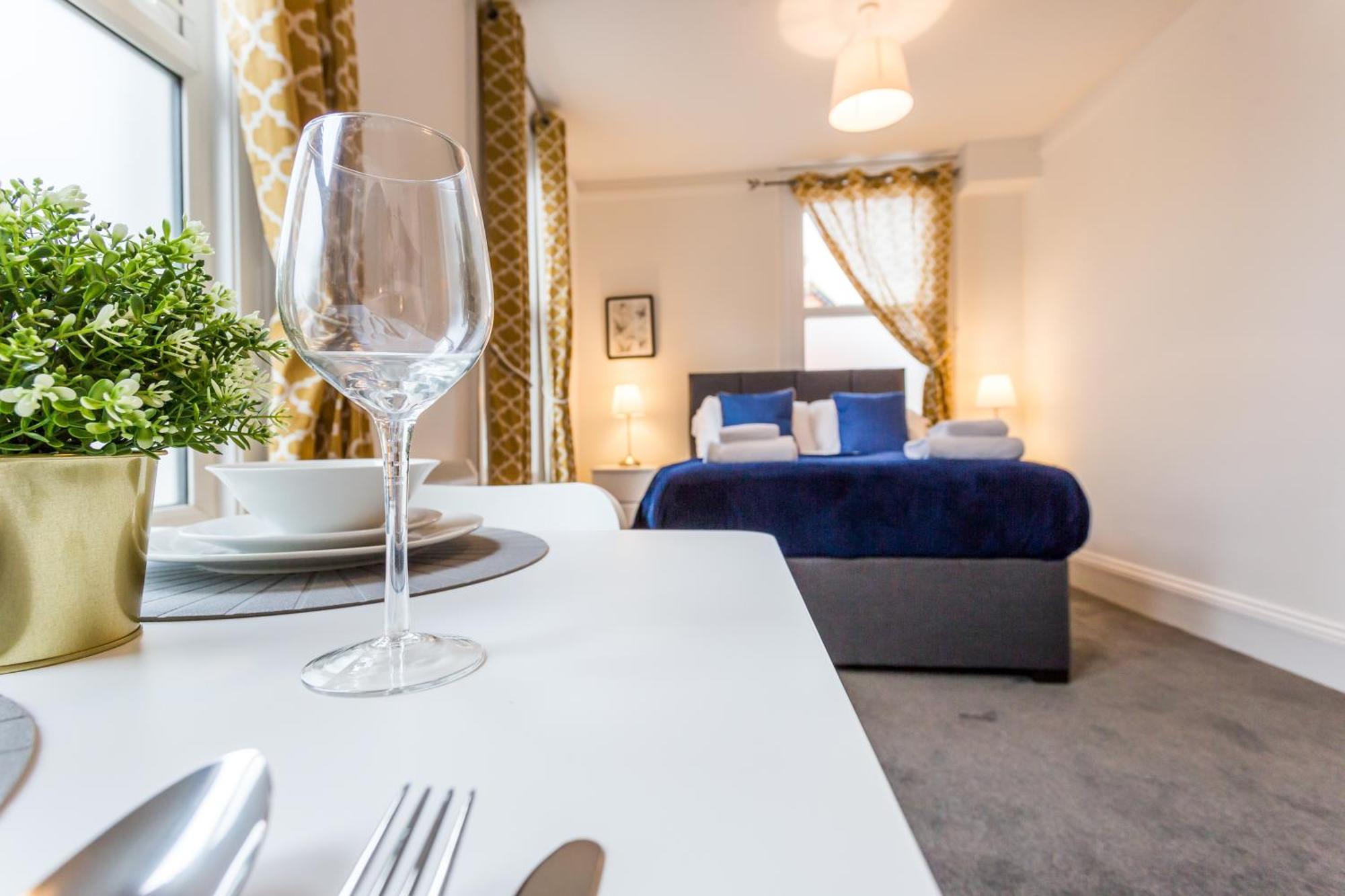 West Street Studio Apartments In Southend Экстерьер фото